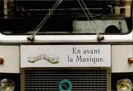 Photographie de l'affiche "En avant la Musique" à l'avant d'un bus