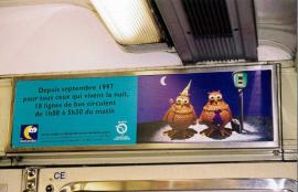 Affiche publicitaire dans une rame de métro